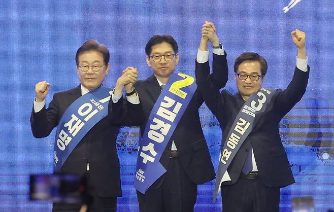 이재명(왼쪽부터), 김경수, 김동연 더불어민주당 대선 경선 후보들이 20일 울산시 울주군 울산전시컨벤션센터에서 열린 '제21 대통령선거 후보자 선출을 위한 영남권 합동연설회'에서 인사하고 있다. 사진=연합뉴스