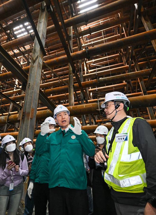 오세훈 서울시장(왼쪽)이 23일 서울 강남구 영동대로 지하공간 복합개발 건설공사 현장을 찾아 안전시설 및 경보체계를 점검하고 있다. 뉴스1
