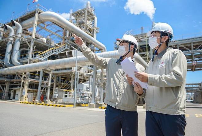 LG화학 여수공장 직원들이 DX가 적용된 설비를 시찰하고 있다. LG화학제공