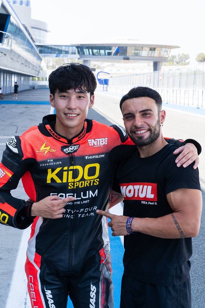 모터사이클 레이서 김정수 선수(왼쪽)가 '미션 그랑프리' 팀 매니저 카를로스 페레즈와 사진촬영을 하고 있다. 미션그랑프리 제공