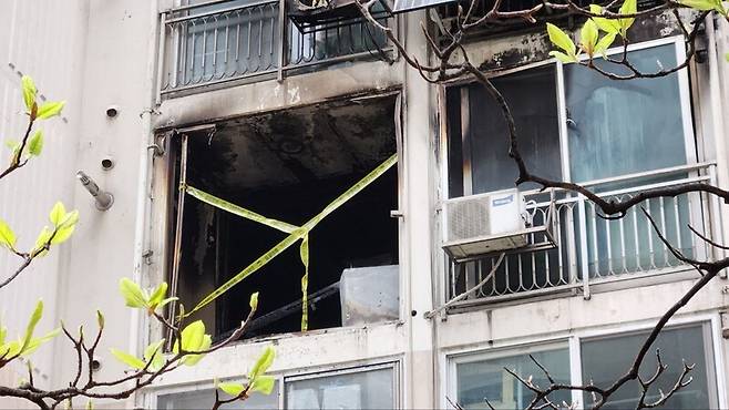 22일 전날 발생한 방화 범죄로 화재가 발생한 서울 봉천동의 한 아파트가 검게 그을려 있다. 장종우 기자