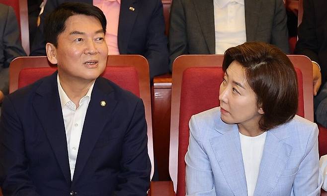 2023년 8월 24일 국회에서 열린 \'인구와 기후 그리고 내일\' 창립포럼에 나경원 이사장과 국민의힘 안철수 의원이 참석하고 있다. 연합뉴스