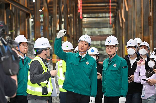 오세훈 서울시장이 23일 서울 강남구 영동대로 지하공간 복합개발 건설공사 현장을 찾아 안전시설을 점검하고 있다. 공동취재사진