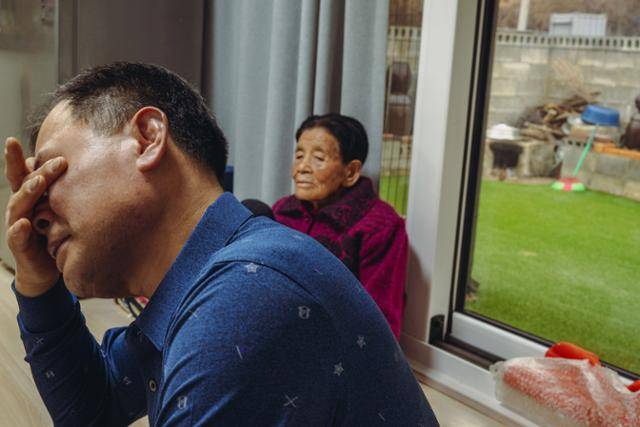 일본군 '위안부' 피해 생존자인 박필근(97) 할머니와 그의 아들 남명식(62)씨가 한국일보·코리아타임스와 인터뷰를 하고 있다. 남씨는 박씨가 '위안부 피해자'라는 걸 처음 알았을 당시를 떠올리며 눈물을 흘렸다. 포항=심현철 코리아타임스 기자
