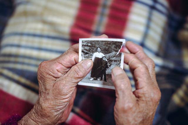 일본군 '위안부' 생존자인 박필근씨가 경북 포항시 북구 죽장면에서 한국일보·코리아타임스와 인터뷰 도중 아들과 찍은 옛 사진을 보고 있다. 박씨는 어린 남씨에게 일본에 대해 "독종"이라며 뜻 모를 말을 했지만 남씨는 대수롭지 않게 여겼다고 했다. 포항=심현철 코리아타임스 기자