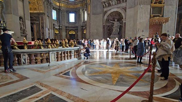 프란치스코 교황이 23일부터 일반 조문객을 맞을 바티칸 성 베드로 대성당 내 공간에 22일 빨간 펜스가 둘러져 있다. 교회 관계자는 교황이 "높은 제단 위가 아닌 바닥에 자리할 것"이라고 말했다. 바티칸=신은별 특파원