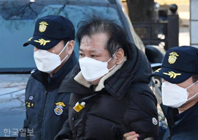 무속인 건진법사로 알려진 전성배씨가 지난해 12월 19일 서울 양천구 서울남부지방법원에서 열린 정치자금법 위반 혐의 영장실질심사(구속 전 피의자심문)에 출석하고 있다. 홍인기 기자