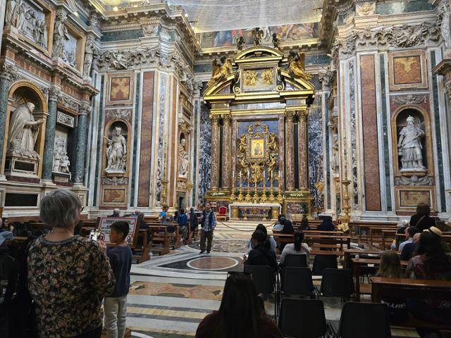 이탈리아 로마의 산타 마리아 마조레 대성당 내부 공간에서 신자 및 방문자들이 22일 기도를 올리고 있다. 로마=신은별 특파원이탈리아 로마의 산타 마리아 마조레 대성당 내부 공간에서 신자 및 방문자들이 22일 기도를 올리고 있다. 로마=신은별 특파원