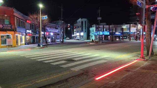 충북 음성군 음성읍에 설치된 스마트횡단보도. 밤이 되면 바닥의 LED 신호등이 선명히 표시돼 보행자 안전을 돕는다. AI기술을 접목한 이 횡딘보도는 보행자를 감지해 길 건널 시간이 부족하다고 판단하면 신호를 5초 단위로 연장해준다. 음성군 제공