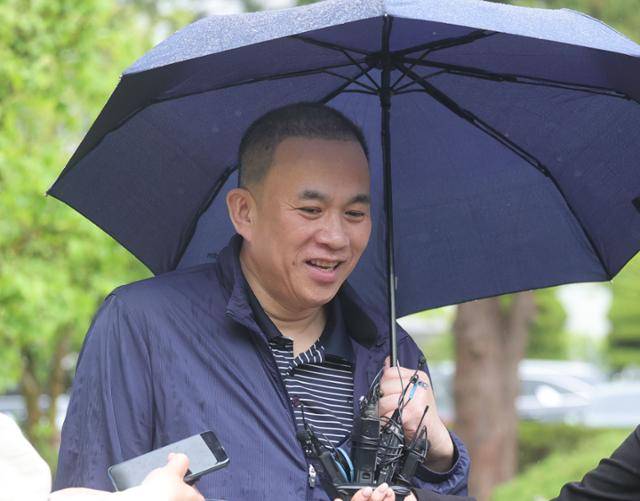 윤석열 대통령 부부 공천개입의 의혹 핵심 인물인 명태균씨가 22일 경남 창원시 창원지법에서 열린 공판에 출석하면서 취재진과 인터뷰하고 있다. 창원=연합뉴