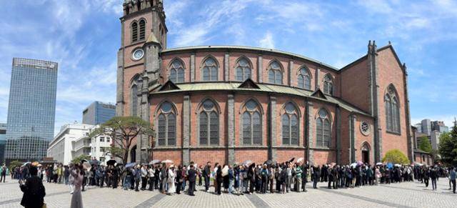 23일 서울 중구 명동대성당 지하성당에 마련된 프란치스코 교황의 공식 분향소에서 시민들이 조문을 하기 위해 줄을 길게 서 있다. 정다빈 기자