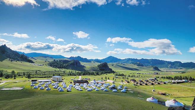 몽골 테렐지 국립공원. 야트막한 구릉에 옹기종기 자리한 게르와 파란 하늘이 시원함을 선사한다. /비타투어 제공