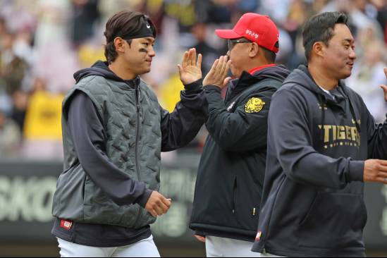 김도영이 지난달 15일 삼성과의 시범경기를 마친 뒤 이범호 감독과 하이파이브를 하고 있다. KIA 제공