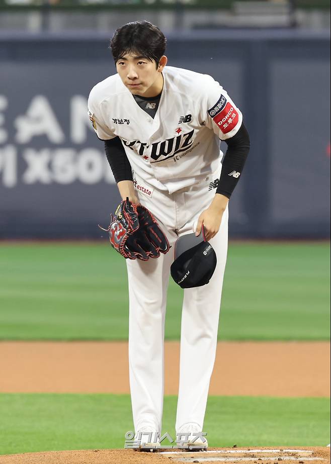 22일 오후 수원 KT위즈파크에서 열린 2025 프로야구 SSG 와 KT 경기. KT 선발 오원석이 마운드에 들어서며 SSG 선수들을 보며 인사하고있다. 수원=정시종 기자 capa@edaily.co.kr /2025.04.22.
