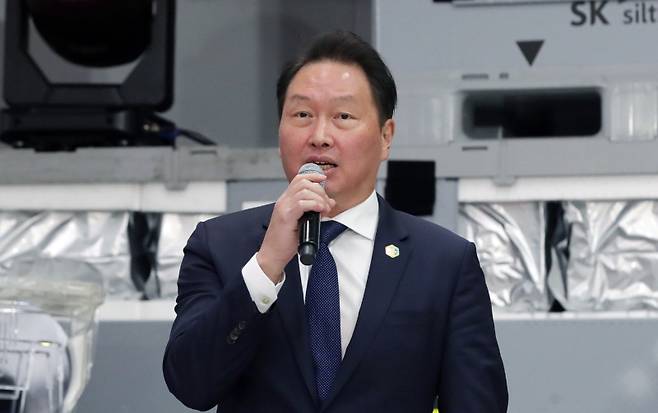 <yonhap photo-3343=""> 반도체 투자협약식 참석한 최태원 SK그룹 회장. 연합뉴스&nbsp;</yonhap>