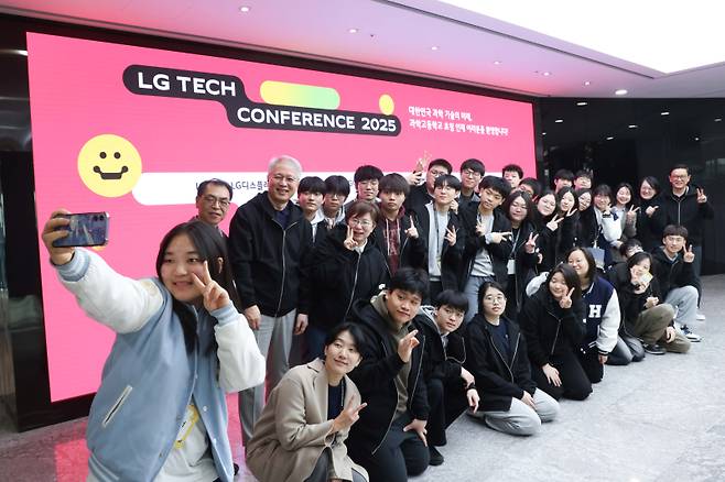 권봉석 LG 부회장(뒷줄 왼쪽에서 두 번째)이 3일 'LG 테크 콘퍼런스 2025'를 찾은 과학고 영재들과 기념 촬영을 하고 있다. LG 제공