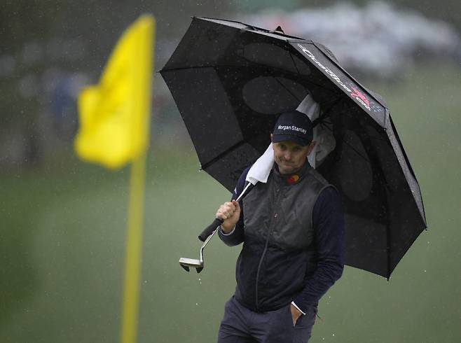 <yonhap photo-0812="">빗속에서 라운드를 치르는 저스틴 로즈.&nbsp; &nbsp;UPI=연합뉴스 <저작권자 ⓒ 1980-2023 ㈜연합뉴스. 무단 전재 재배포 금지.></yonhap>