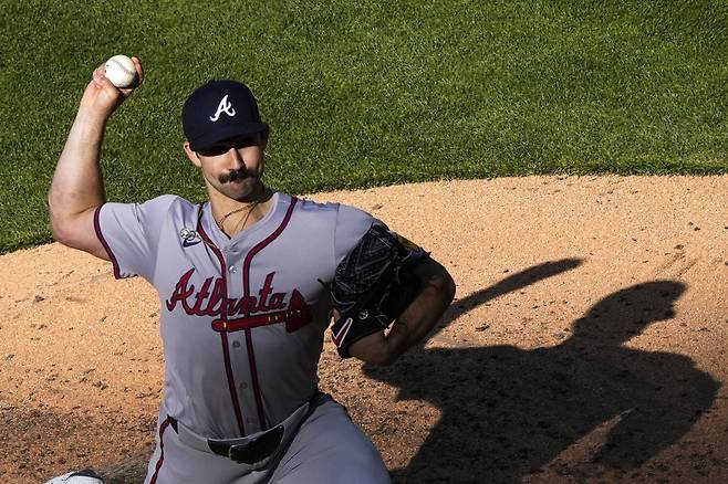 <yonhap photo-1407=""> Atlanta Braves' Spencer Strider pitches during the fifth inning of an opening-day baseball game against the Philadelphia Phillies, Friday, March 29, 2024, in Philadelphia. (AP Photo/Matt Rourke)/2024-03-30 07:30:29/ <저작권자 ⓒ 1980-2024 ㈜연합뉴스. 무단 전재 재배포 금지, AI 학습 및 활용 금지></yonhap>