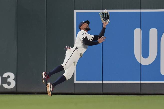 <yonhap photo-3379=""> 23일(한국시간) 미국 미네소타주 미니애폴리스 타깃 필드에서 열린 시카고 화이트삭스와의 홈 경기 9회 다이빙 캐치를 시도하는 바이런 벅스턴. [AP=연합뉴스]</yonhap>