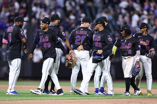 <yonhap photo-3398=""> NEW YORK, NEW YORK - APRIL 22: Jos? Azocar #28, Juan Soto #22, and Luisangel Acu?a #2 of the New York Mets celebrate after defeating the Philadelphia Phillies 5-1 in the game at Citi Field on April 22, 2025 in the Flushing neighborhood of the Queens borough of New York City. Dustin Satloff/Getty Images/AFP (Photo by Dustin Satloff / GETTY IMAGES NORTH AMERICA / Getty Images via AFP)/2025-04-23 11:38:29/ <저작권자 ⓒ 1980-2025 ㈜연합뉴스. 무단 전재 재배포 금지, AI 학습 및 활용 금지></yonhap>