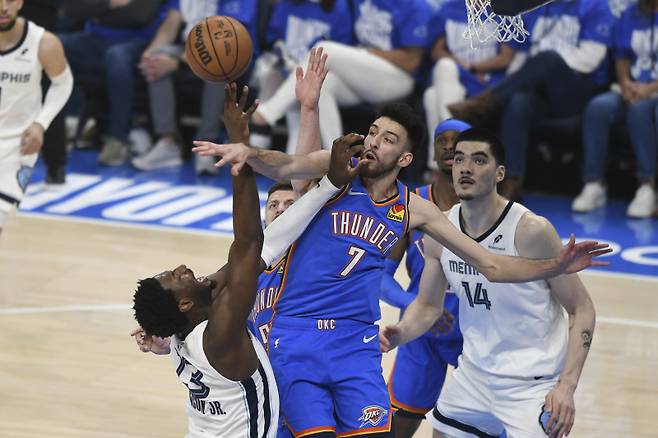 <yonhap photo-3000=""> Memphis Grizzlies forward Jaren Jackson Jr., left, shoots near Oklahoma City Thunder forward Chet Holmgren, right, during the first half in Game 1 of an NBA first-round playoff series, Tuesday, April 22, 2025, in Oklahoma City. (AP Photo/Kyle Phillips)/2025-04-23 10:46:59/ <저작권자 ⓒ 1980-2025 ㈜연합뉴스. 무단 전재 재배포 금지, AI 학습 및 활용 금지></yonhap>
