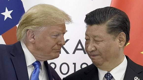 지난 2019년 도널드 트럼프 미국 대통령(왼쪽)이 일본 오사카에서 열린 G20 정상회의에서 시진핑 중국 국가주석과 마주치고 있다. [사진=AP/연합뉴스]