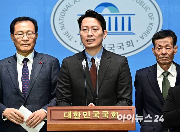 이기인 개혁신당 최고위원(가운데) [사진=곽영래 기자]