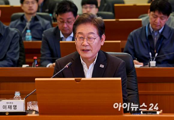 이재명 더불어민주당 대선경선후보가 17일 오전 대전 유성구 국방과학연구소를 방문, 현장간담회에서 발언하고 있다. [사진=국회사진취재단]