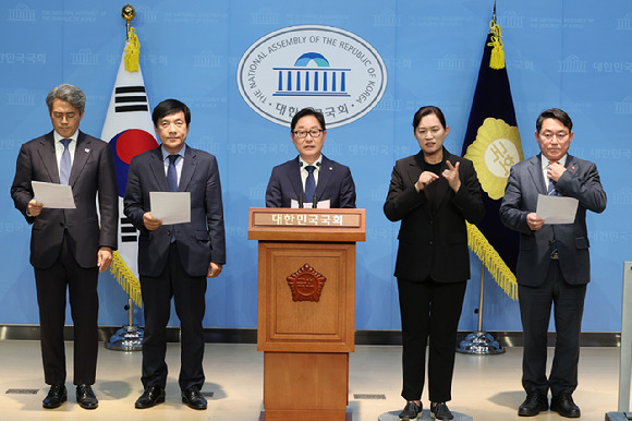 더불어민주당 소속 국회 법제사법위원회 위원들이 23일 서울 여의도 국회 소통관에서 이재명 전 대표의 공직선거법 사건의 대법원 전원합의체 심리와 관련해 입장을 밝히고 있다. 왼쪽부터 더불어민주당 김기표·이성윤·박범계·박희승 의원. 2025.4.23 [사진=연합뉴스]