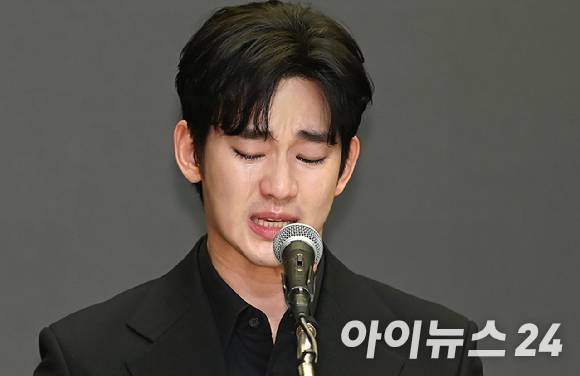 배우 김수현이 지난달 31일 서울 마포구 상암동 스탠포드호텔 서울에서 기자회견을 하고 있다. [사진=곽영래 기자]