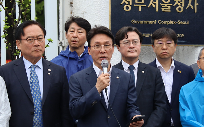 김민석 더불어민주당 최고위원이 어제(22일) 정부서울청사 앞에서 한덕수 대통령 권한대행 국무총리 규탄 기자회견을 진행하는 모습 (사진, 김민석 의원 SNS)