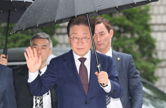 이재명 더불어민주당 대선 경선 후보가 22일 서울중앙지방법원에서 열린 ‘대장동 배임 및 성남FC 뇌물’ 1심 속행 공판에 출석하고 있다. [뉴스1]