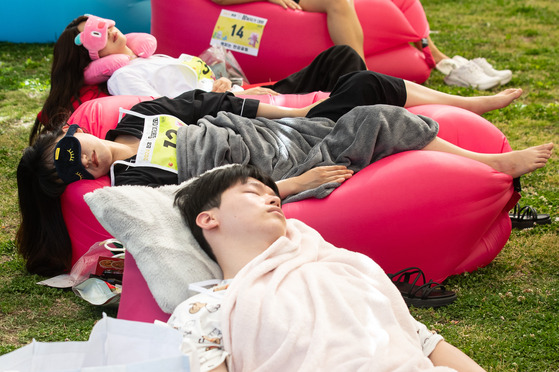 지난해 5월 18일 서울 여의도한강공원에서 열린 제1회 '한강 잠퍼자기 대회'에서 참가자들이 숙면을 취하고 있다. 뉴스1