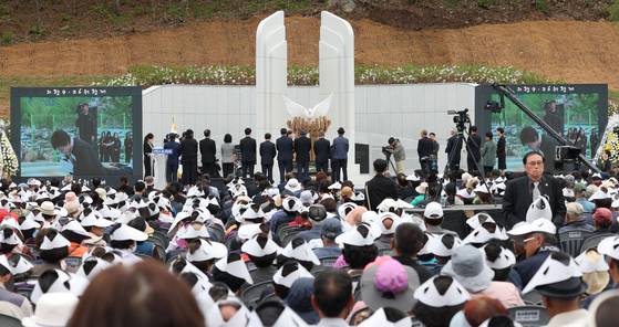 지난해 4월 26일 오전 경남 의령군 궁류면 평촌리 4·26추모공원에서 열린 일명 '우순경 총기 사건'의 위령제에서 유족이 헌화하고 있다. 연합뉴스