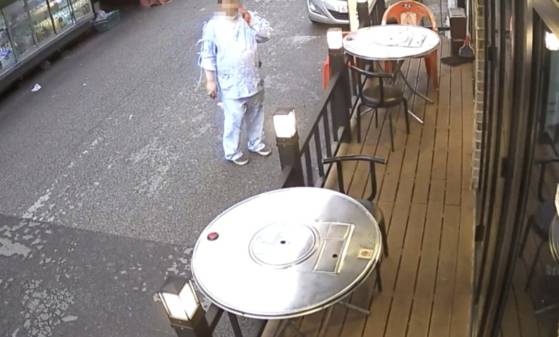 A씨가 22일 오후 6시20분쯤 미아역 인근 소규모 마트 안에서 60·40대 여성 두 명에게 흉기를 휘두른 혐의로 체포됐다. 피해자 중 60대 여성은 병원에 옮겨졌지만, 결국 사망했다. A씨는 범행 이후 현장 인근에서 담배를 피우며 누군가와 전화를 했다. 신혜연 기자