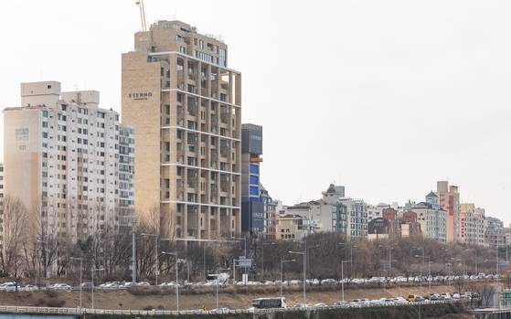 지난해 2층이 역대 최고 주택 거래가격인 305억원에 팔리고 꼭대기층 펜트하우스 공시가격이 200억원을 넘긴 서울 강남구 청담동 에테르노청담. 뉴시스