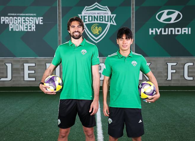 프로축구 전북 현대의 콤파뇨(왼쪽)와 전진우. 장정필 객원기자