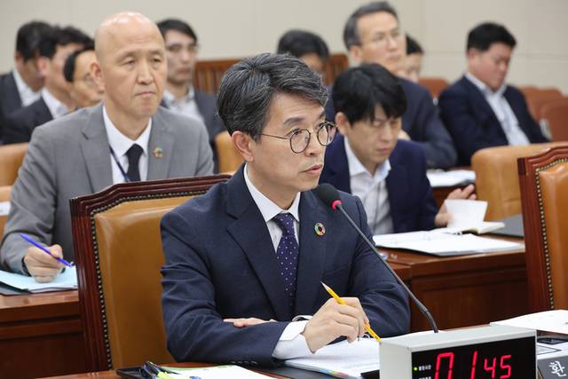 ▲ 23일 서울 여의도 국회에서 열린 환경노동위원회 전체회의에서 김완섭 환경부 장관이 답변하고 있다.  연합뉴스
