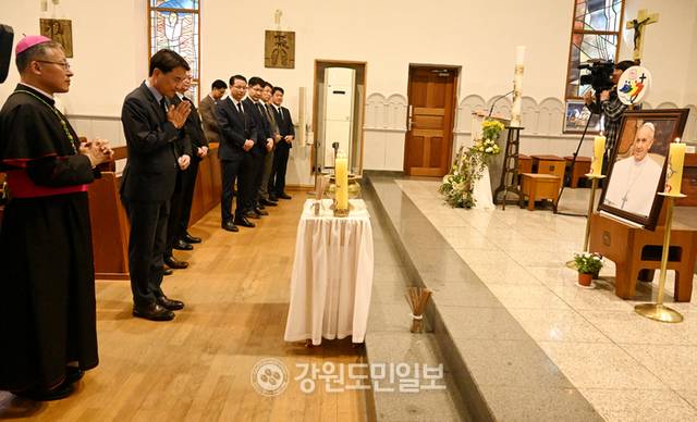 ▲ 23일 춘천 죽림동 성당에 지난 21일 선종한 프란치스코 교황을 추모하는 분향소가 마련돼 김진태 도지사가 조문을 하고 있다. 김정호