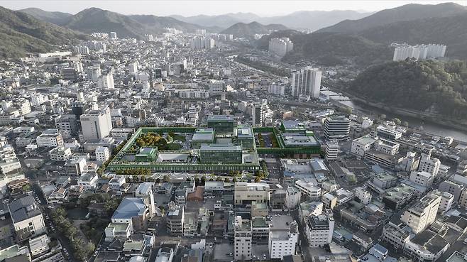 순천시 원도심에 위치한 시청 청사. 가운데가 신청사 조감도.