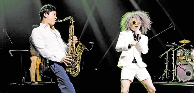 소리꾼 이희문(오른쪽)이 2016년 여우락 페스티벌에서 공연하고 있다. 그는 올해 여우락 공연(7월 4~26일) 예술감독으로 선임됐다.  국립극장 제공