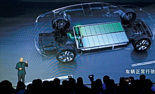 < CATL 2세대 배터리 공개 > ‘2025 상하이 모터쇼’ 개막을 이틀 앞두고 중국 배터리 업체 CATL이 21일 상하이에서 ‘테크 데이’ 행사를 열었다. 가오환 CATL 최고기술책임자(CTO)가 충전 속도를 획기적으로 높인 ‘선싱’ 2세대 배터리를 소개하고 있다.  AFP연합뉴스