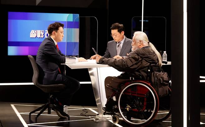 2022녀 박경석 전장연 대표(오른쪽)와 토론하는 이준석 개혁신당 대선후보. / 사진=JTBC