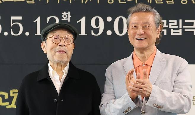 배우 신구와 박근형(오른쪽)이 23일 서울 동숭동 예술가의집에서 진행된 '신구, 박근형의 <고도를 기다리며> X 한국문화예술위원회' 기자간담회에 참석해 인사말을 하고 있다./사진=뉴스1