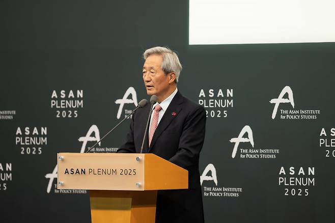 정몽준 아산재단 이사장이 23일 오전 서울 용산구 그랜드하얏트 호텔에서 열린 '아산 플래넘 2025'에서 환영사를 하고 있다. / 사진=아산정책연구원 제공