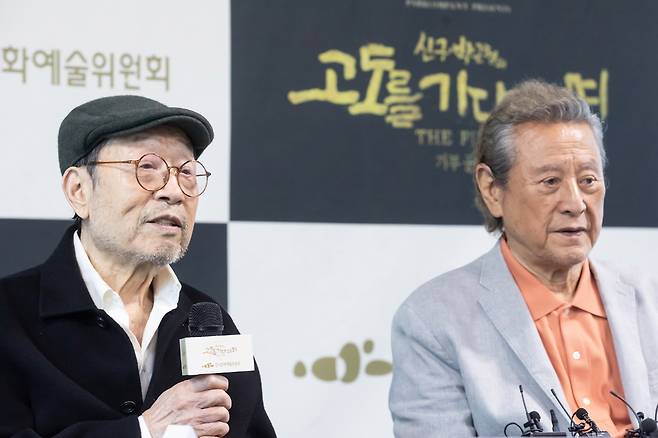 원로배우 신구(왼쪽)와 박근형이 23일 서울 종로구 예술가의 집에서 연극 ‘고도를 기다리며’의 기부공연 취지를 설명하고 있다. 파크컴퍼니