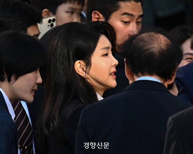 윤석열 전 대통령 부인 김건희 여사가 지난 11일 서울 서초구 서초동 자택 앞에서 지지자들과 인사를 나누고 있다. 정효진 기자