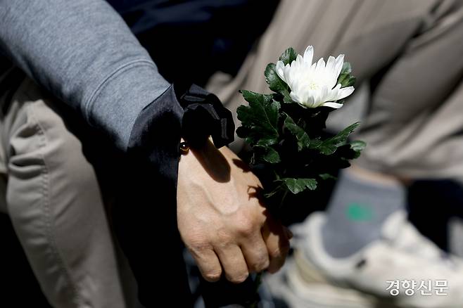 전국건설노동조합 조합원들이 23일 서울 중구 서울지방노동청 앞에서 산재로 사망한 건설 노동자를 추모하는 위령제를 열고 있다. 문재원 기자