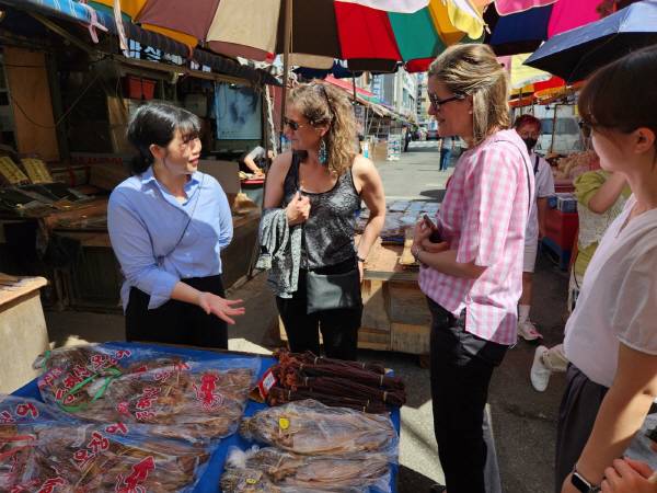 부산 거점 관광상품을 통해 부산을 방문해 시장 투어 중인 외국인 관광객. 부산관광공사 제공