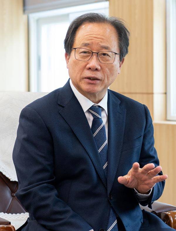 23일 김석준 부산시교육감이 임기 동안 추진할 공약 사항과 사업에 대한 계획을 밝히고 있다.  부산시교육청 제공